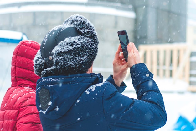 Foto un uomo con una giacca invernale con un cappello di pelliccia invernale senza volto