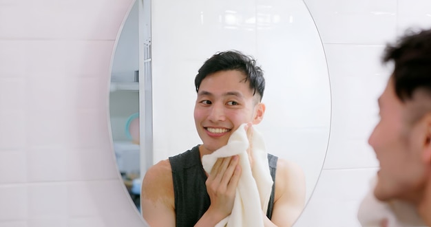 写真 タオルで顔を拭く男性