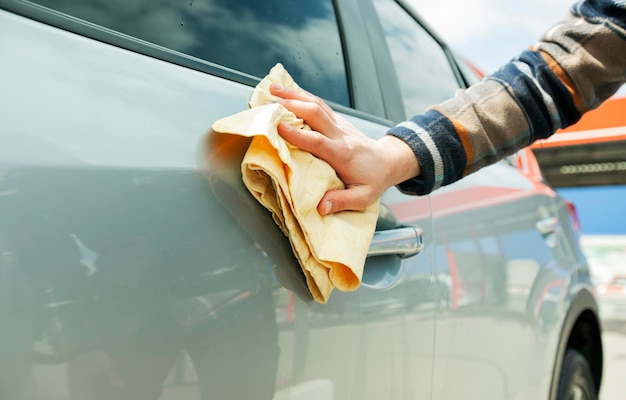 L'uomo che puliva la sua auto dopo essersi lavato nell'autolavaggio