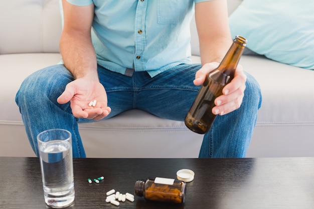 Фото Человек с пивом и его лекарством