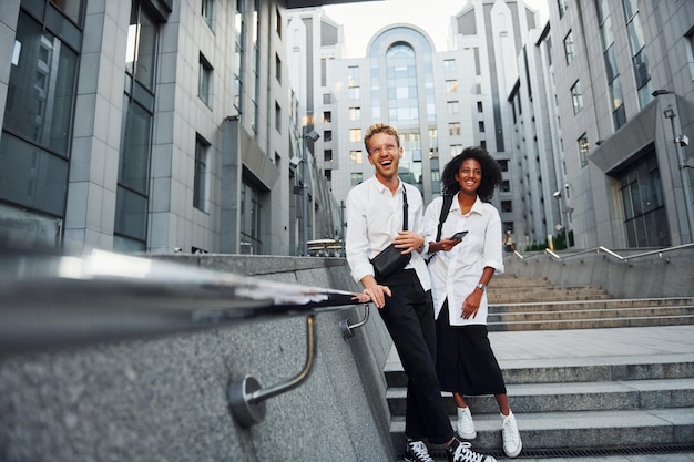 Uomo con donna afroamericana insieme in città all'aperto