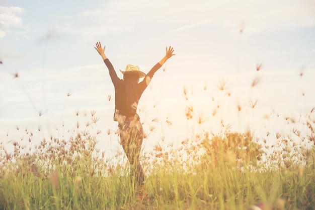 Photo man with arms raised on field against sky