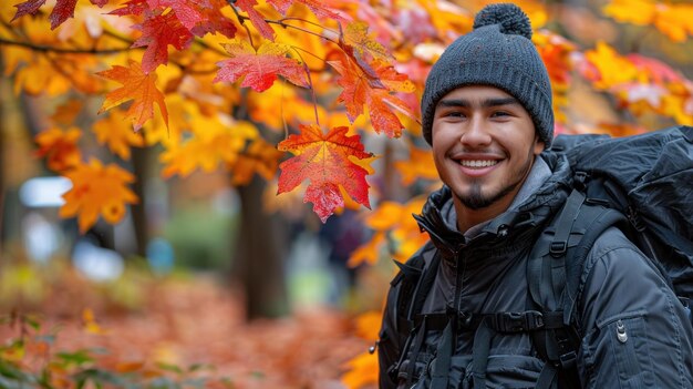 Photo man with backpack standing by tree