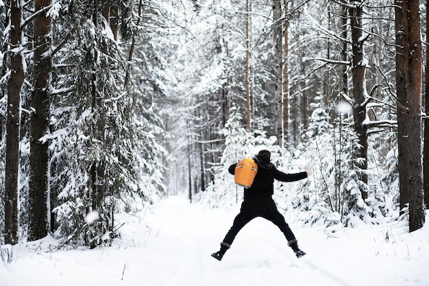 배낭을 메고 겨울에 여행하는 남자 설원의 남자 하이킹 겨울 풍경