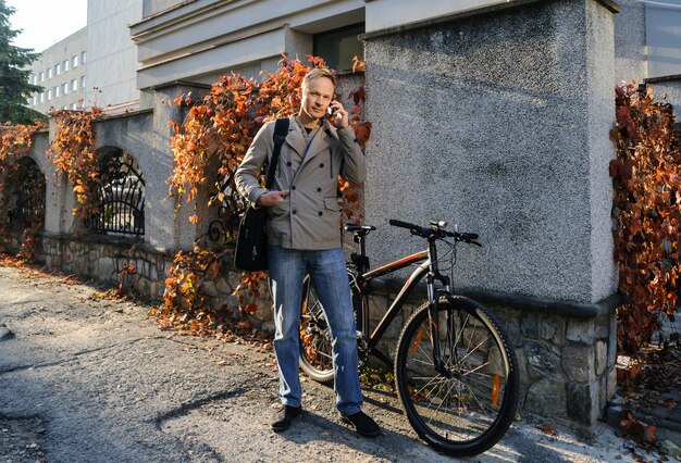 L'uomo con una borsa e uno smartphone.