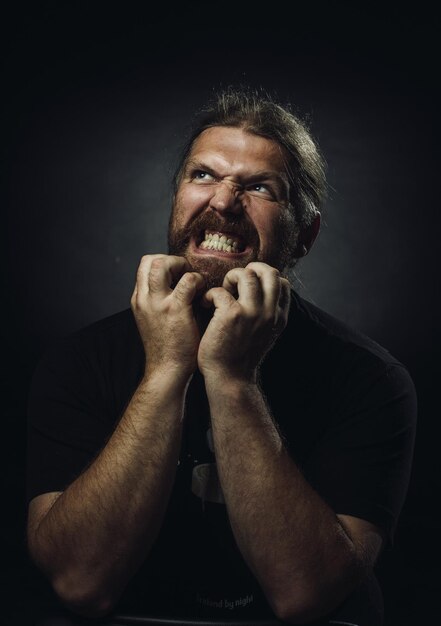 Foto un uomo con la barba e la barba sta urlando.