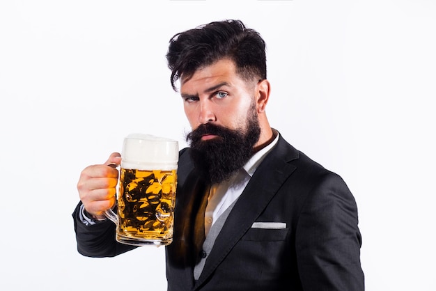 Foto l'uomo con la barba beve birra ragazzo con una tazza di birra