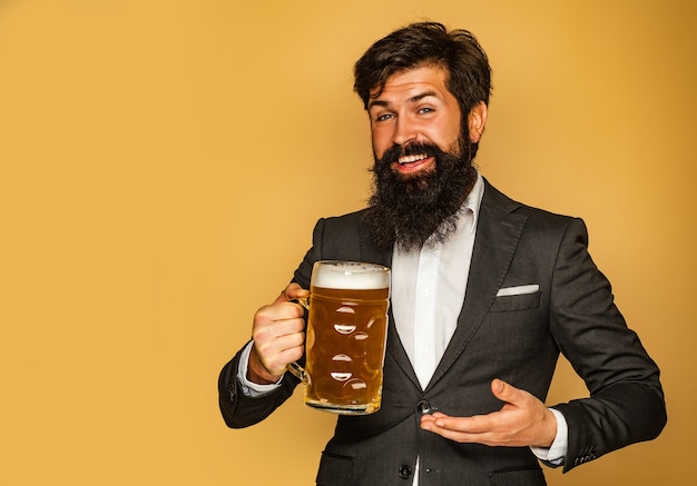 L'uomo con la barba bere birra pub è un luogo rilassante dove bere e rilassarsi?