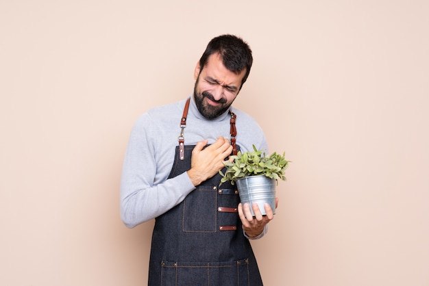 Uomo con la barba sopra la parete isolata