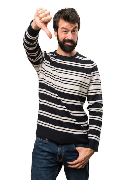 Foto uomo con la barba che fa cattivo segnale