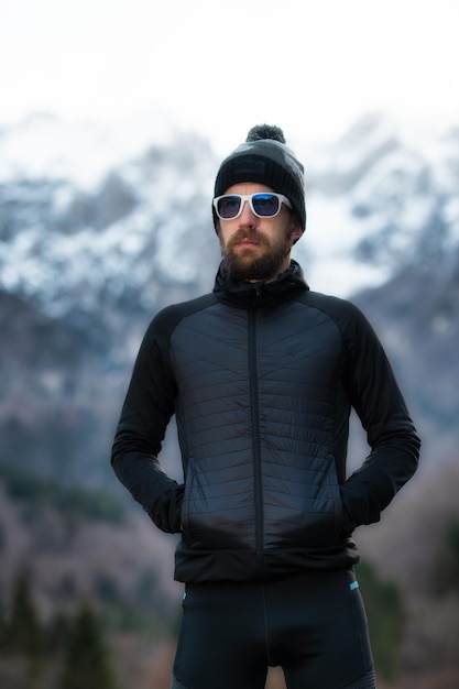Мужчина с бородой альпиниста портретирует только горы