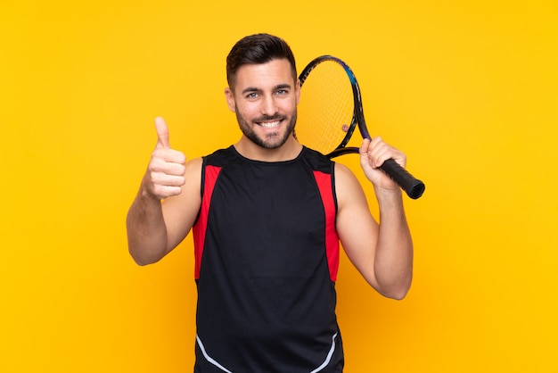 Человек с бородой, играя в теннис на изолированном фоне