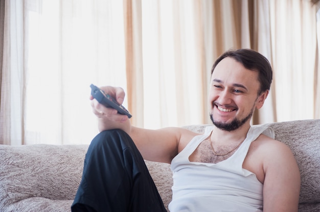 Foto uomo con la barba seduto sul divano