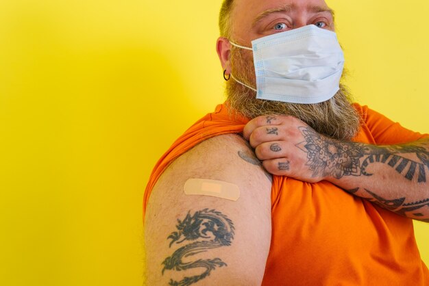 Man with beard and tattoos did the vaccine against covid