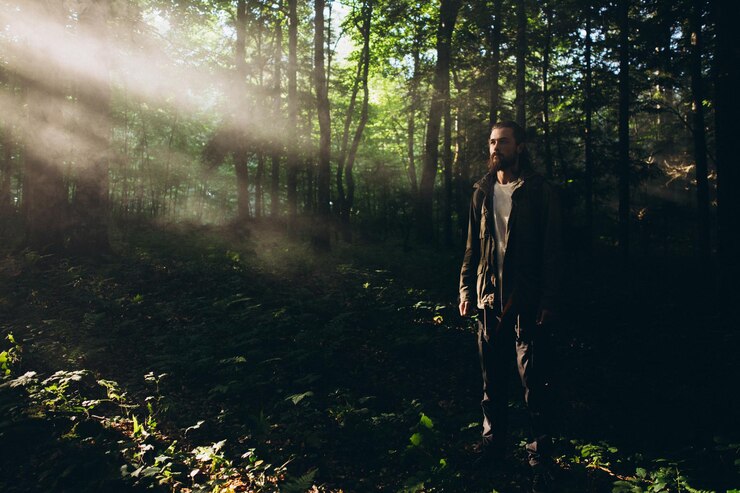 Photo man with beards standing in forest