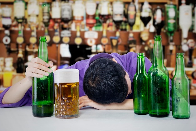 Foto uomo con la birra al bar