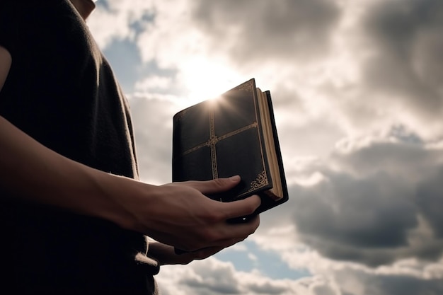 Мужчина с Библией в руках на фоне неба с облаками и солнцем молится на природе Поколение ИИ
