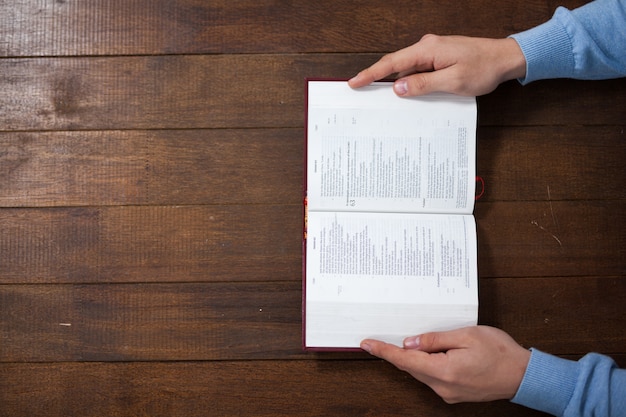 Photo man with a bible