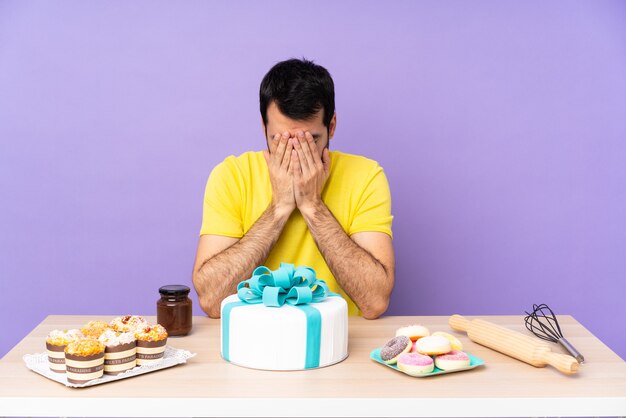 Photo man with big cake