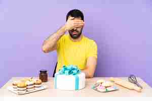 Photo man with big cake