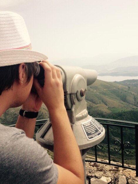 Foto uomo con il binocolo