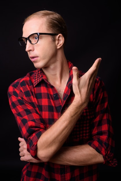 Uomo con i capelli biondi sul nero