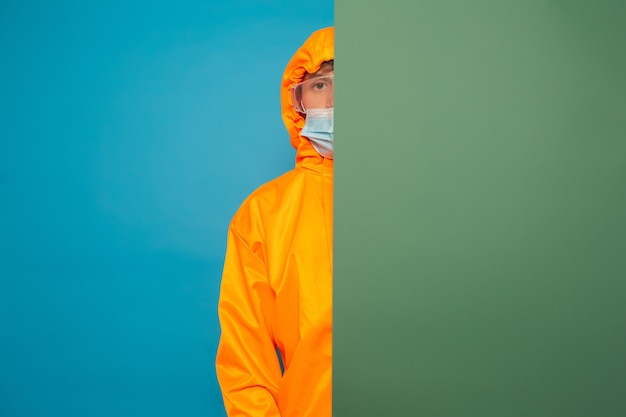 Foto uomo con banner di carta blu e verde con uno spazio vuoto