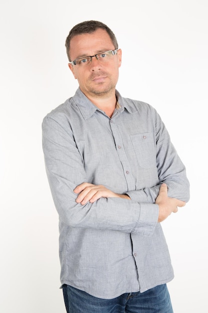 Foto uomo con camicia blu che guarda la telecamera