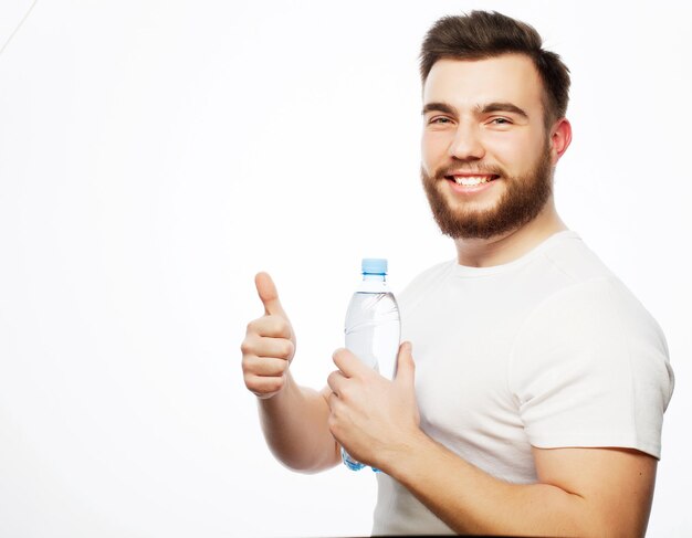 水のボトルを持つ男