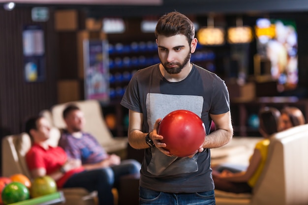 Foto uomo con palla da bowling