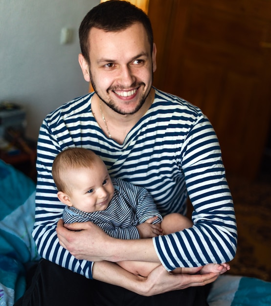 Foto l'uomo con bambino in maglioni a righe