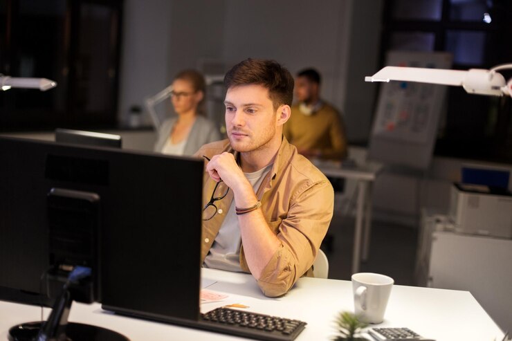 Photo man with computer working late at night office