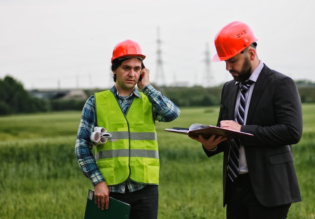 Photo man with cottage plan construction