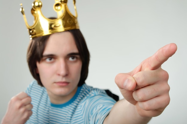 Photo man with crown shows his finger