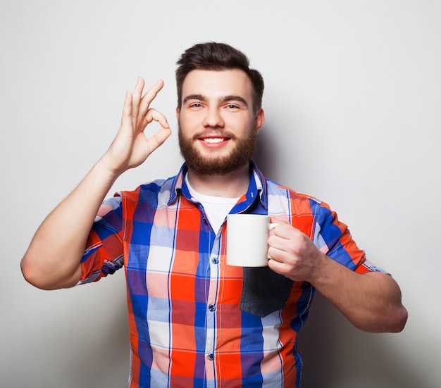 一杯のコーヒーを持つ男