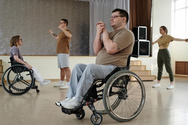 Photo man with disability doing warmup exercise