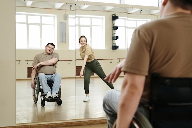 Мужчина с инвалидностью учится танцевать