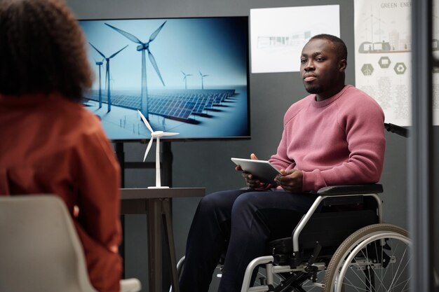 Foto uomo con disabilità che presenta un progetto