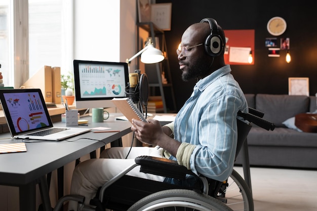 Человек с инвалидностью учится онлайн