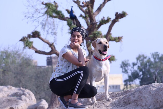 Photo man with dog against sky