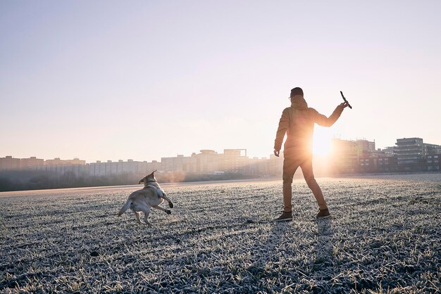 Photo man with dog against sky