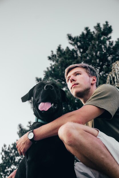 Foto uomo con il cane contro il cielo