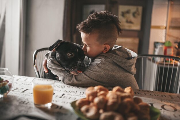 写真 家に犬がいる男