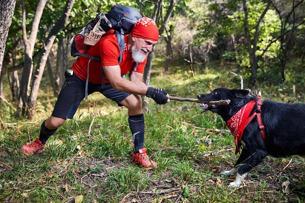 森の中で犬を持つ男