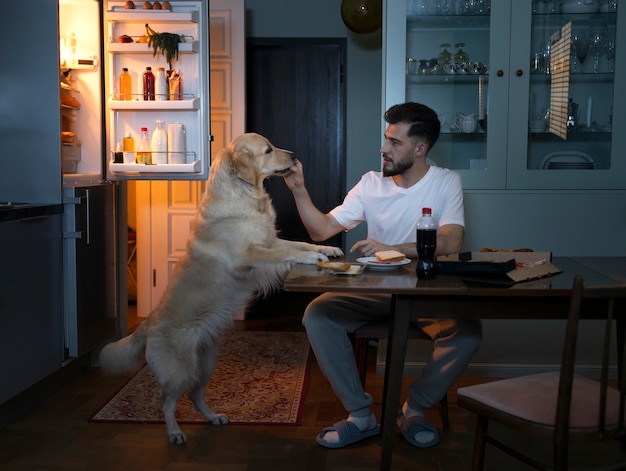 キッチンの正面図で犬を持つ男