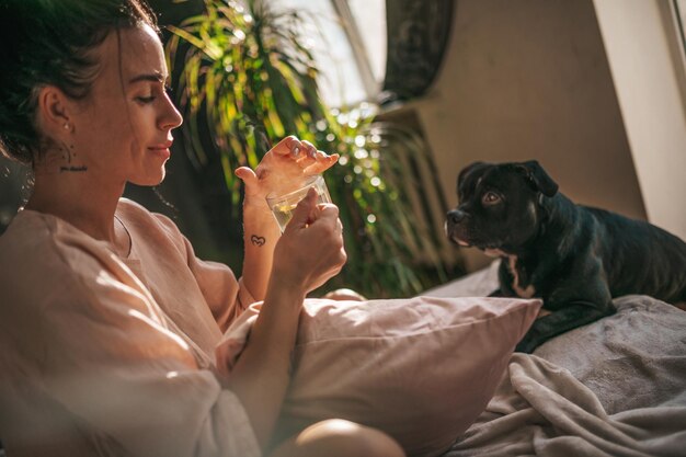 写真 ベッドに犬を乗せた男