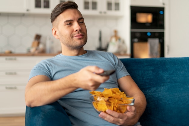 Foto uomo con disturbi alimentari che cerca di mangiare patatine