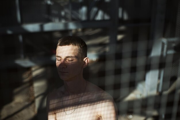 Фото Человек с закрытыми глазами в солнечном свете