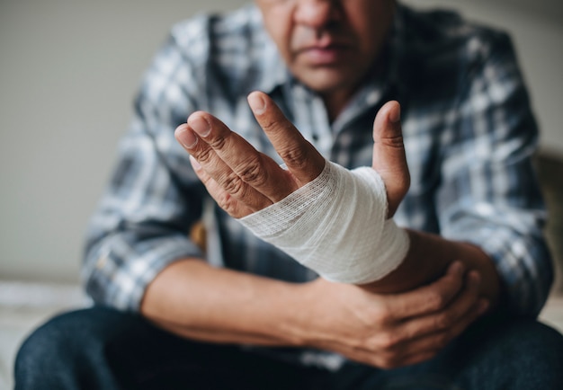 Photo man with a gauze bandage wrapped around his hand