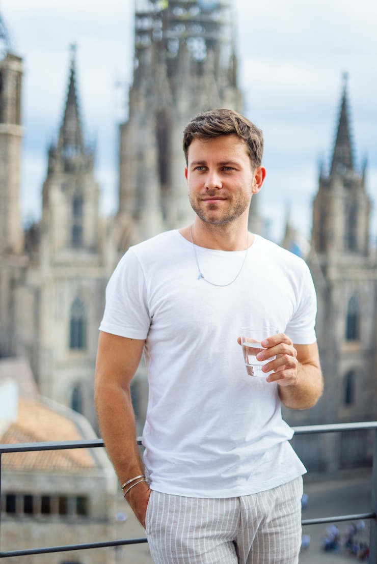 Photo man with glass of drink in city